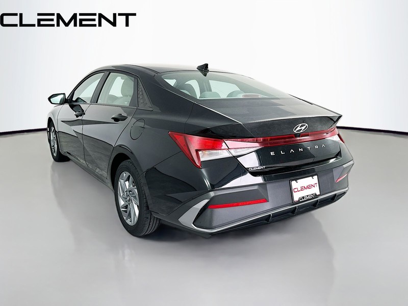 Hyundai Elantra Vehicle Full-screen Gallery Image 10