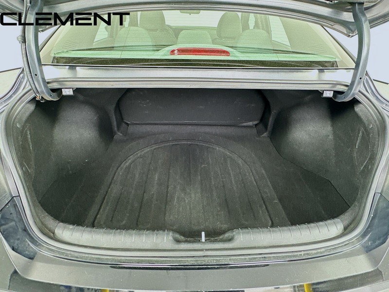 Hyundai Elantra Vehicle Full-screen Gallery Image 11
