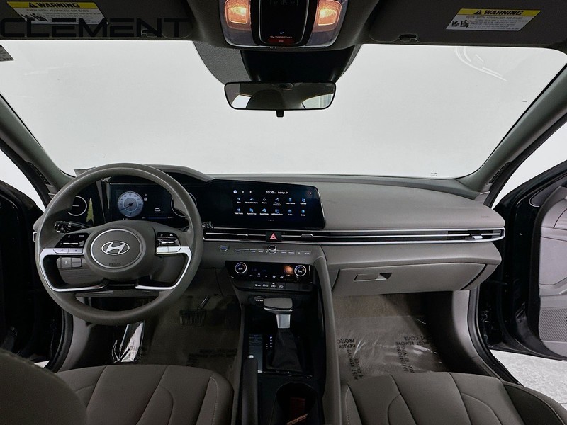 Hyundai Elantra Vehicle Full-screen Gallery Image 12