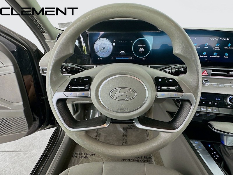 Hyundai Elantra Vehicle Full-screen Gallery Image 14