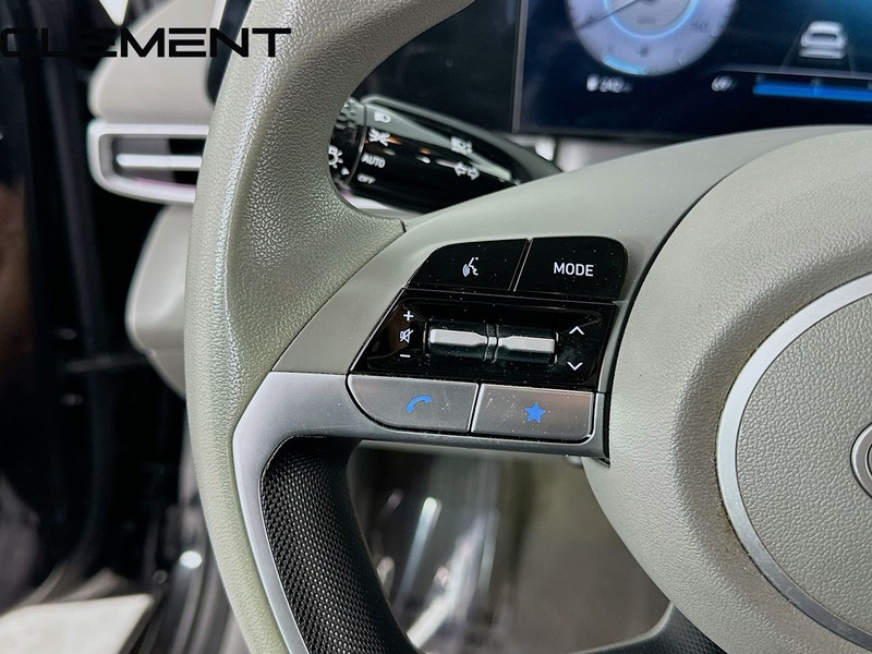Hyundai Elantra Vehicle Full-screen Gallery Image 15