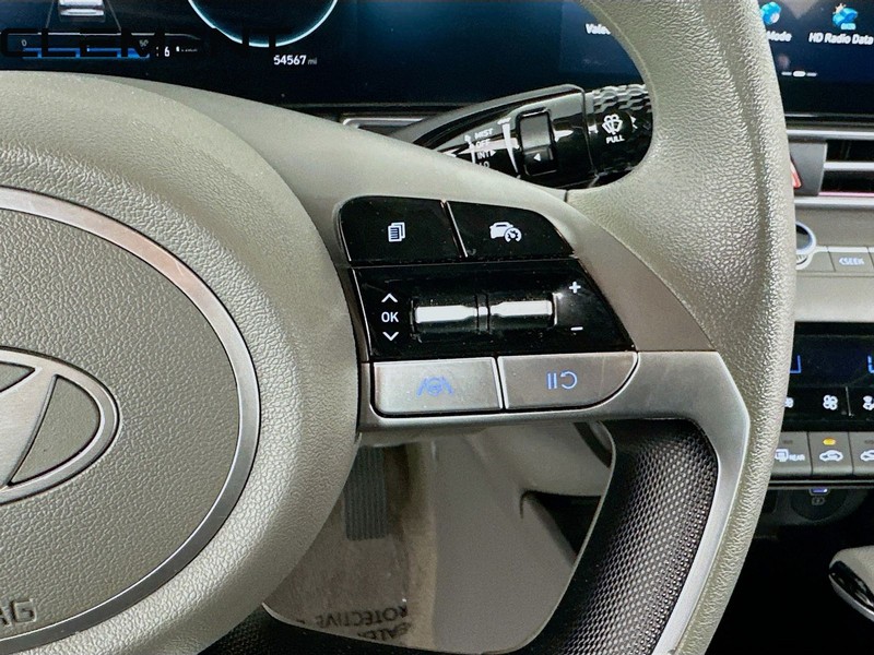Hyundai Elantra Vehicle Full-screen Gallery Image 17