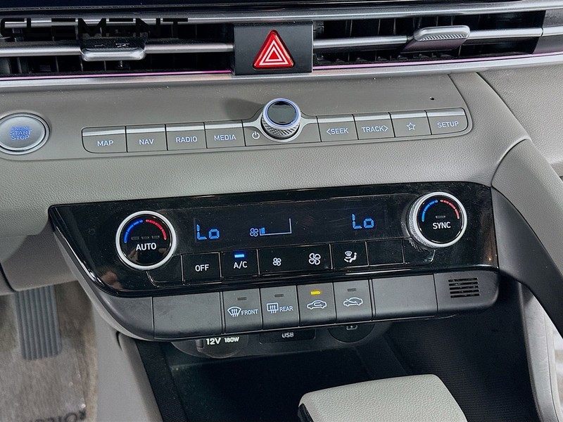 Hyundai Elantra Vehicle Full-screen Gallery Image 22