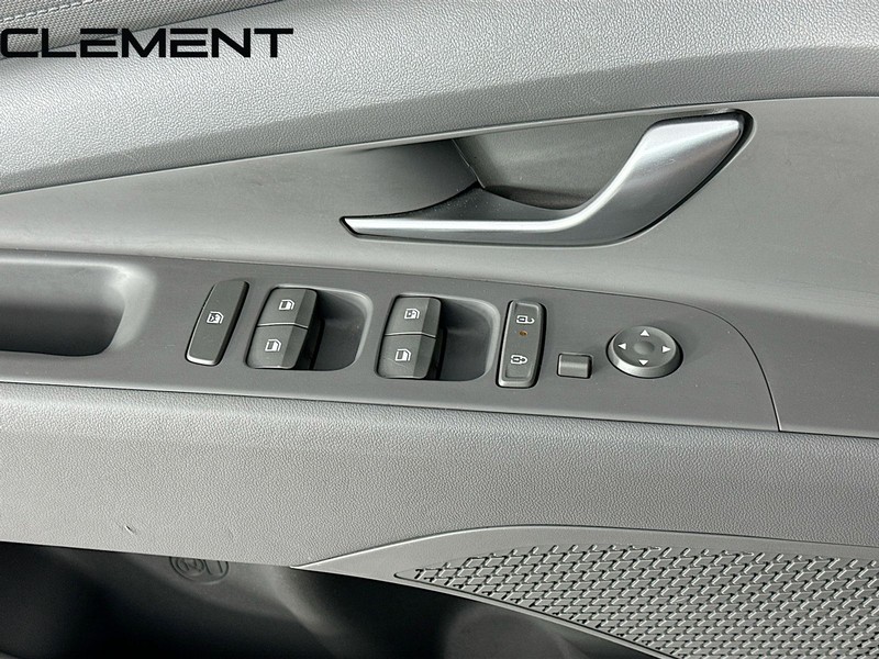 Hyundai Elantra Vehicle Full-screen Gallery Image 23