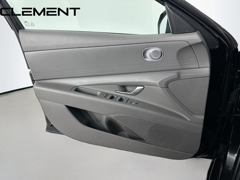 Hyundai Elantra Vehicle Full-screen Gallery Image 24
