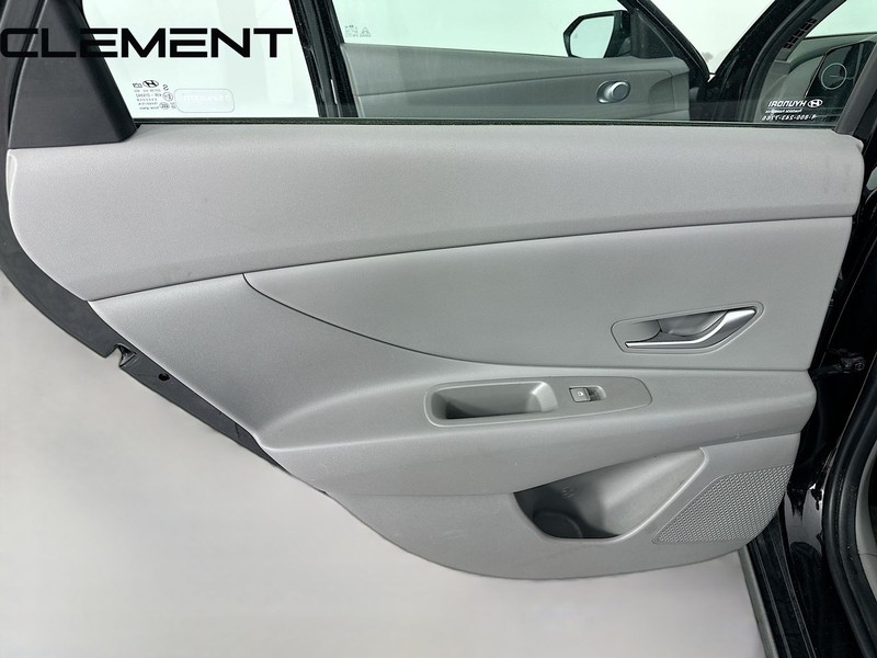 Hyundai Elantra Vehicle Full-screen Gallery Image 28