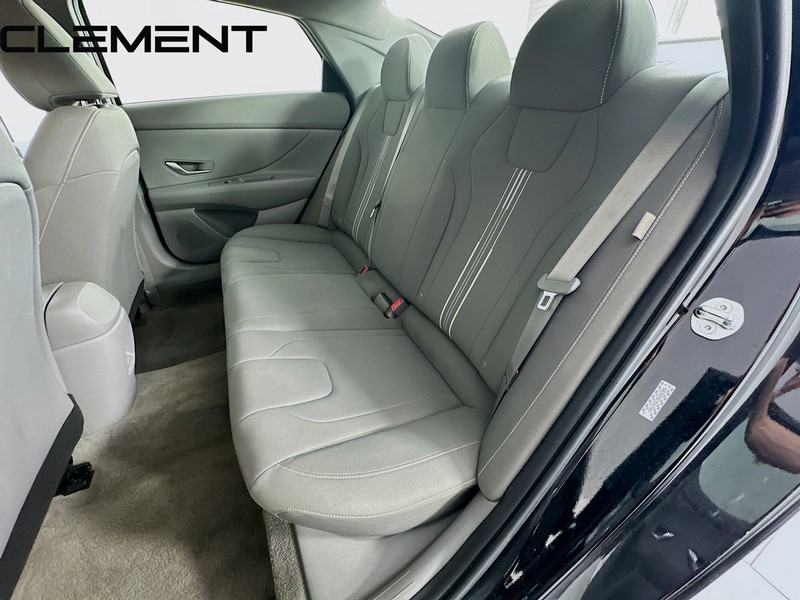 Hyundai Elantra Vehicle Full-screen Gallery Image 29