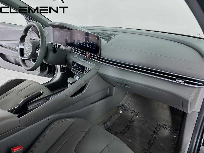 Hyundai Elantra Vehicle Full-screen Gallery Image 32