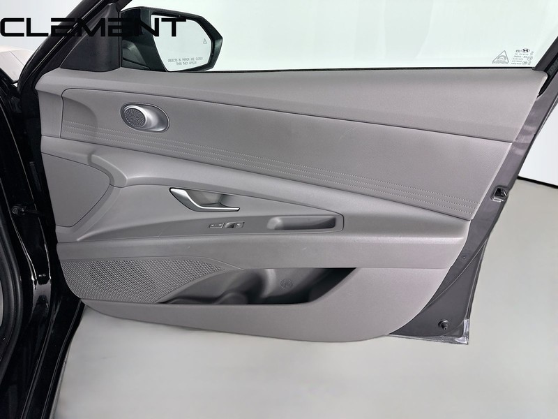 Hyundai Elantra Vehicle Full-screen Gallery Image 33