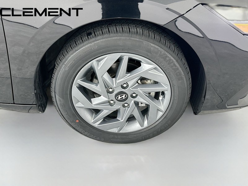 Hyundai Elantra Vehicle Full-screen Gallery Image 34