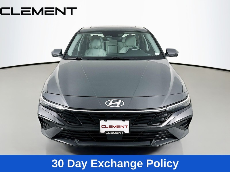 Hyundai Elantra Vehicle Full-screen Gallery Image 3