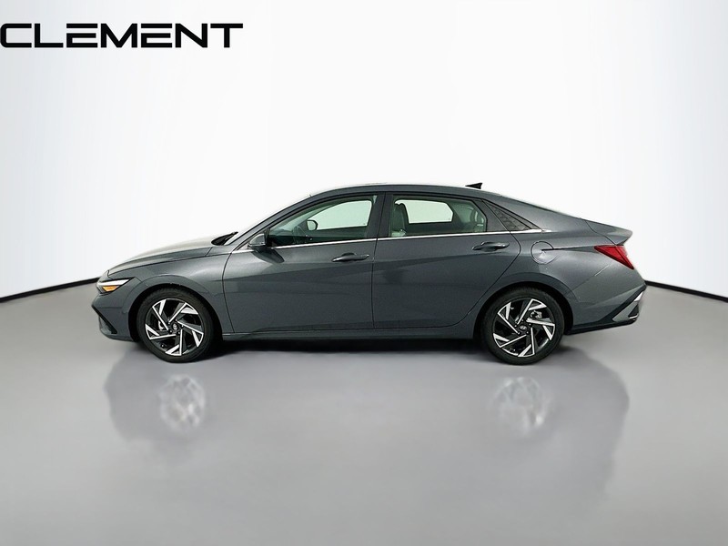 Hyundai Elantra Vehicle Full-screen Gallery Image 6
