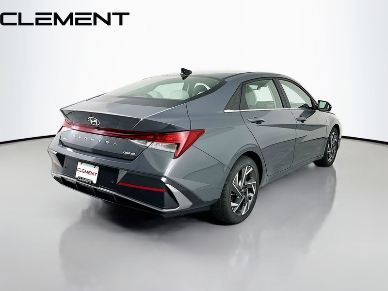 Hyundai Elantra Vehicle Full-screen Gallery Image 7