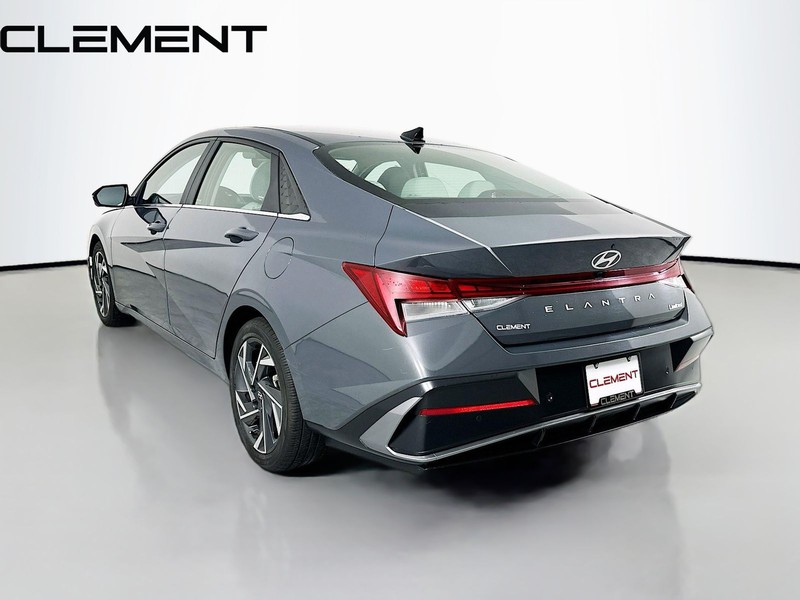 Hyundai Elantra Vehicle Full-screen Gallery Image 10
