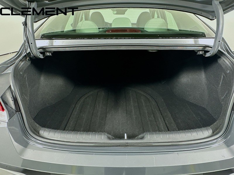 Hyundai Elantra Vehicle Full-screen Gallery Image 11