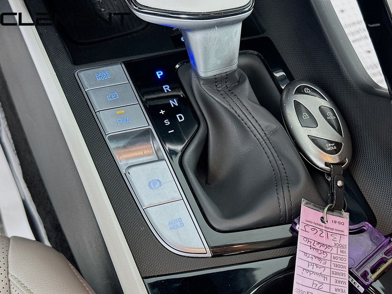 Hyundai Elantra Vehicle Full-screen Gallery Image 24