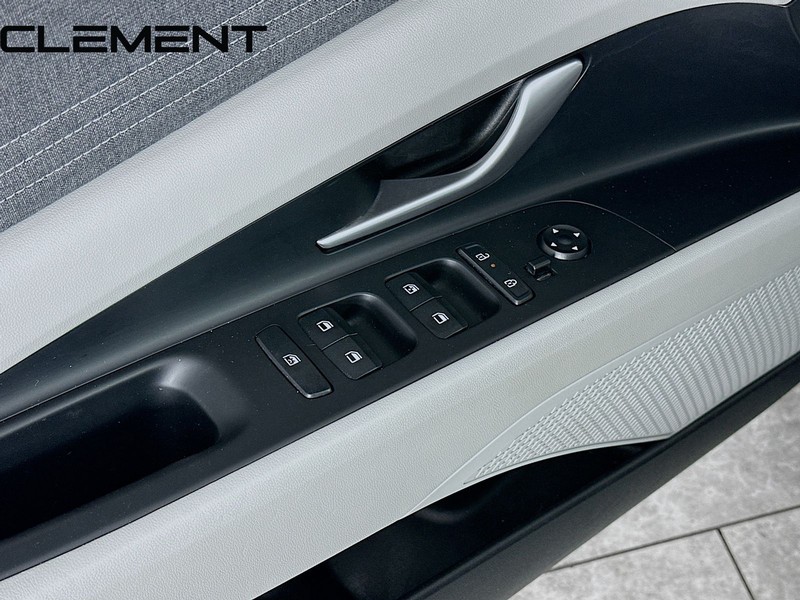 Hyundai Elantra Vehicle Full-screen Gallery Image 28