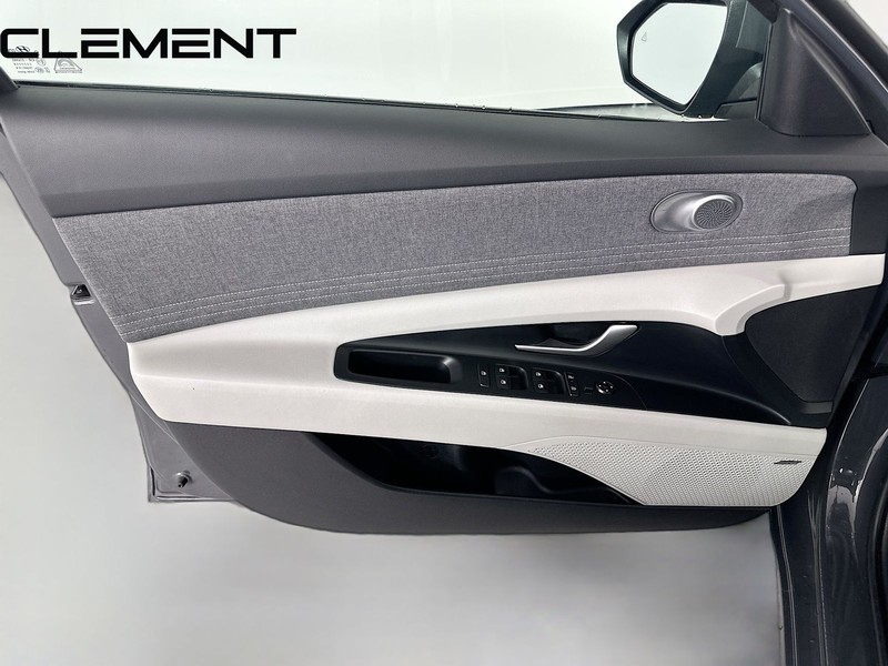 Hyundai Elantra Vehicle Full-screen Gallery Image 29
