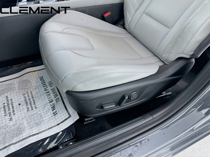Hyundai Elantra Vehicle Full-screen Gallery Image 30