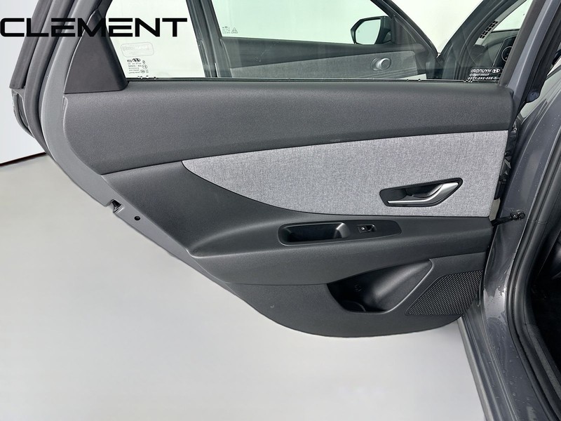 Hyundai Elantra Vehicle Full-screen Gallery Image 33