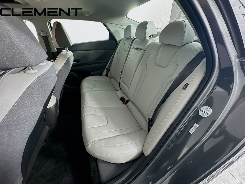 Hyundai Elantra Vehicle Full-screen Gallery Image 34