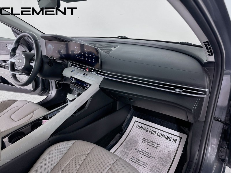 Hyundai Elantra Vehicle Full-screen Gallery Image 36