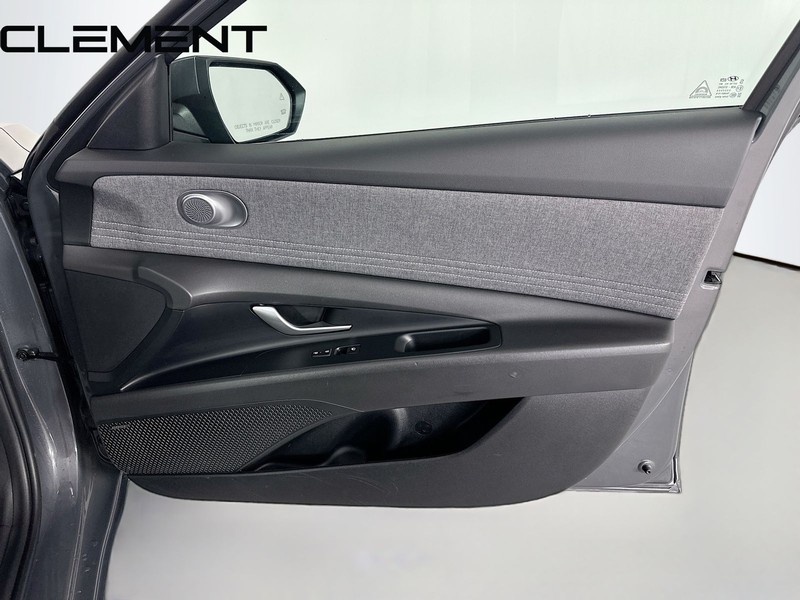 Hyundai Elantra Vehicle Full-screen Gallery Image 37