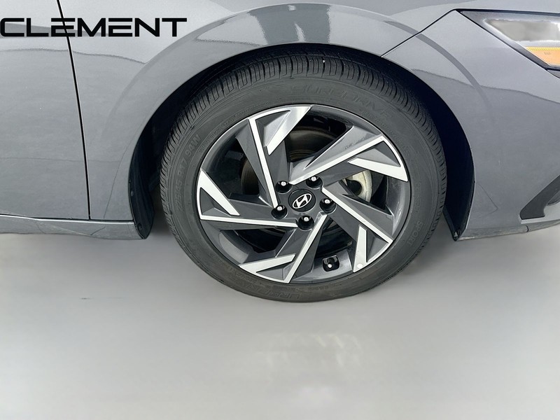 Hyundai Elantra Vehicle Full-screen Gallery Image 38