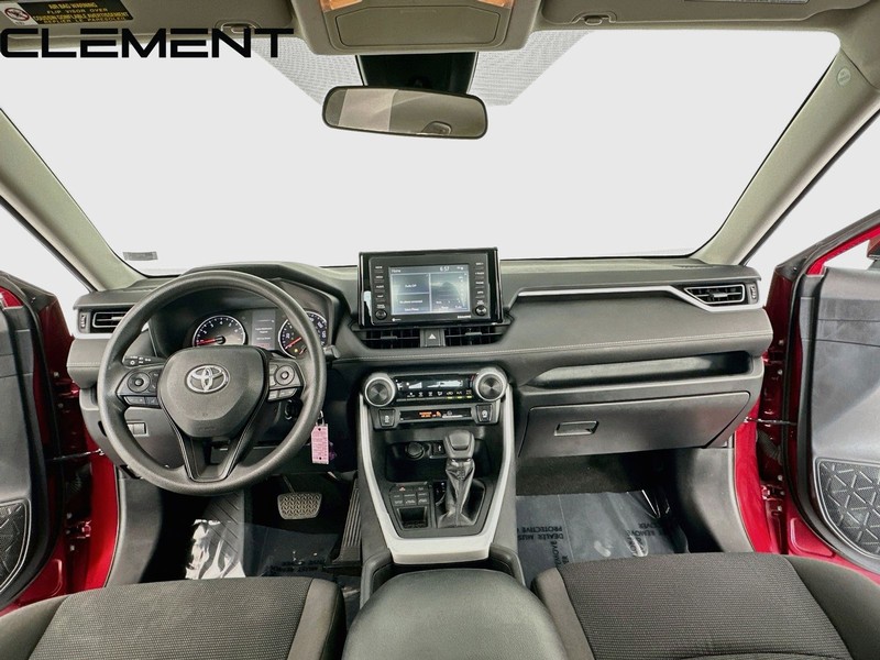 Toyota RAV4 Vehicle Full-screen Gallery Image 12