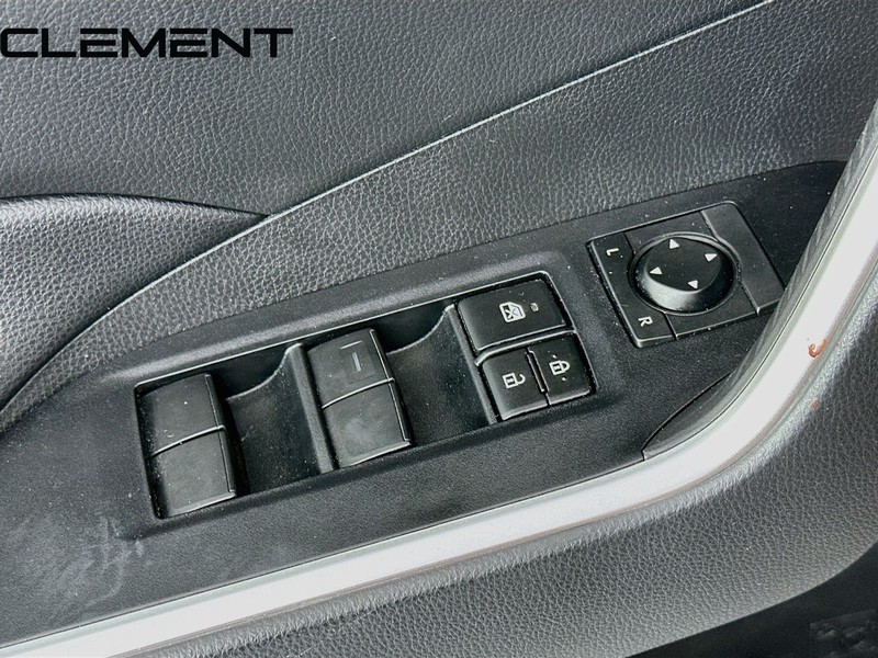 Toyota RAV4 Vehicle Full-screen Gallery Image 24