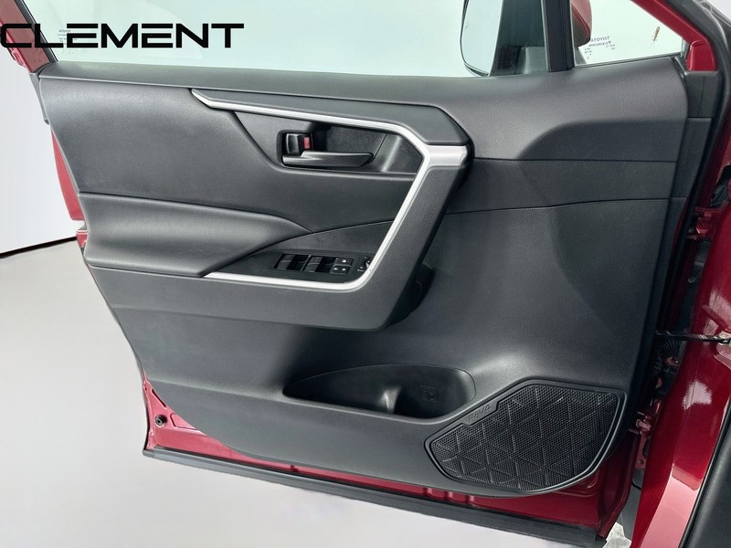Toyota RAV4 Vehicle Full-screen Gallery Image 25