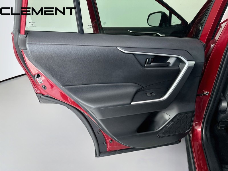 Toyota RAV4 Vehicle Full-screen Gallery Image 28
