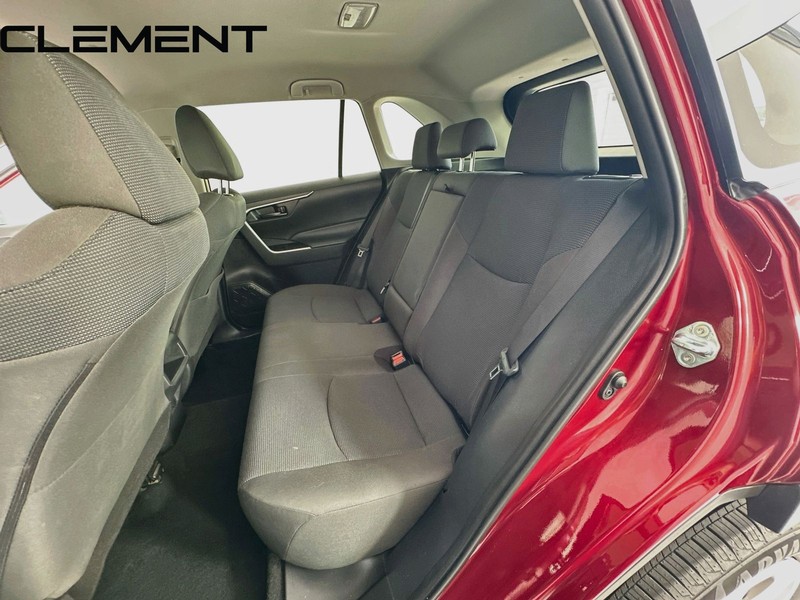 Toyota RAV4 Vehicle Full-screen Gallery Image 29