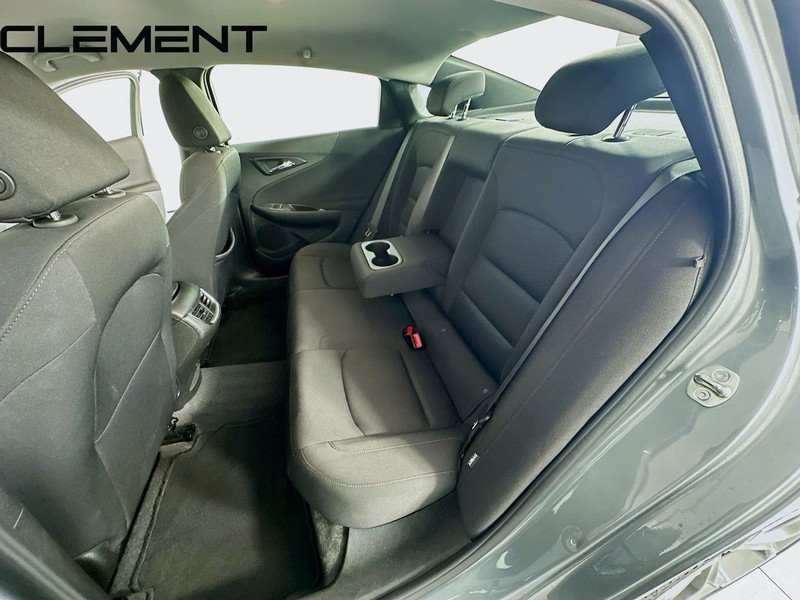 Chevrolet Malibu Vehicle Full-screen Gallery Image 32