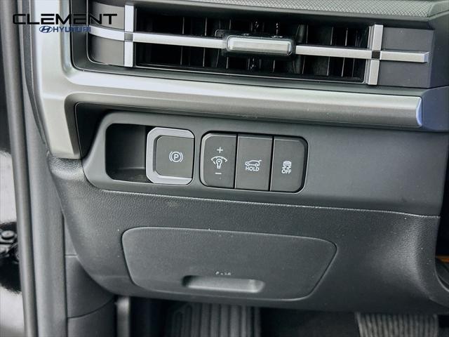 Hyundai Santa Fe Vehicle Full-screen Gallery Image 12