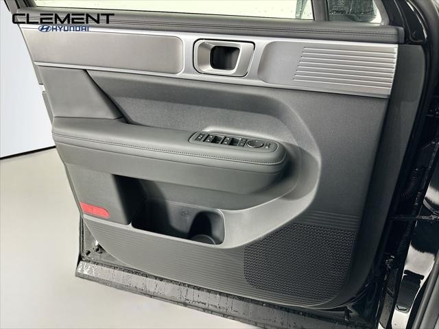 Hyundai Santa Fe Vehicle Full-screen Gallery Image 23