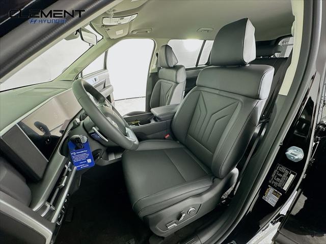 Hyundai Santa Fe Vehicle Full-screen Gallery Image 25