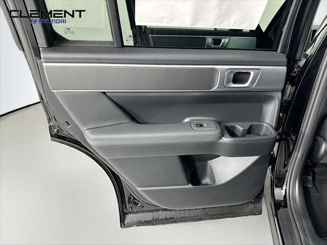 Hyundai Santa Fe Vehicle Full-screen Gallery Image 26