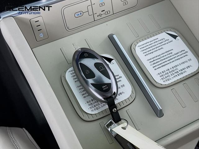 Hyundai Santa Fe Hybrid Vehicle Full-screen Gallery Image 21