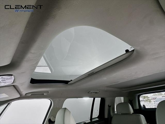 Hyundai Santa Fe Hybrid Vehicle Full-screen Gallery Image 22
