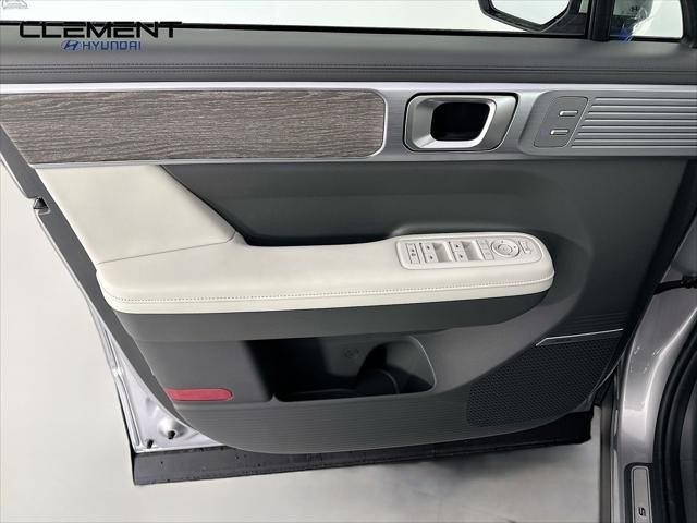 Hyundai Santa Fe Hybrid Vehicle Full-screen Gallery Image 25