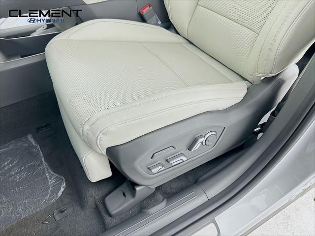 Hyundai Santa Fe Hybrid Vehicle Full-screen Gallery Image 26
