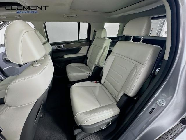 Hyundai Santa Fe Hybrid Vehicle Full-screen Gallery Image 29