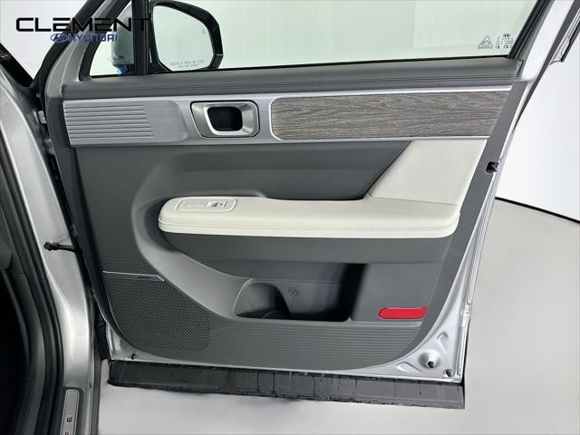 Hyundai Santa Fe Hybrid Vehicle Full-screen Gallery Image 32