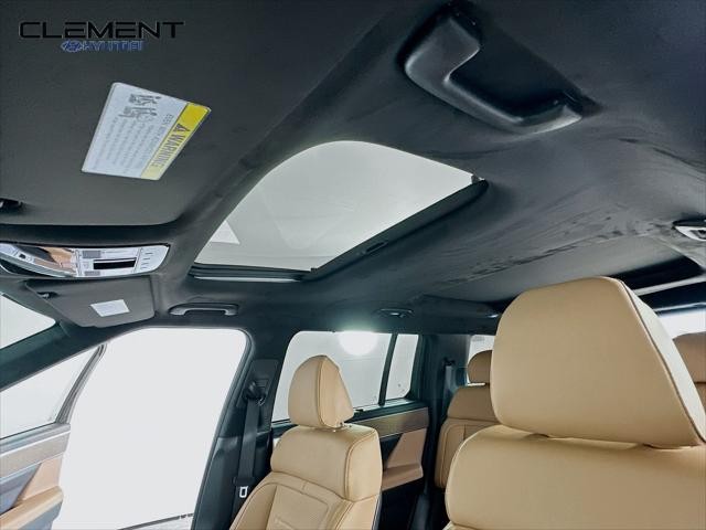 Hyundai Santa Fe Hybrid Vehicle Full-screen Gallery Image 22