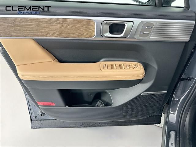 Hyundai Santa Fe Hybrid Vehicle Full-screen Gallery Image 25