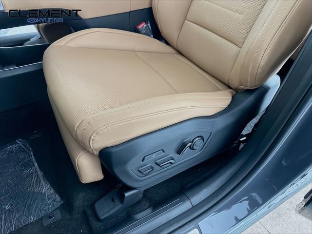 Hyundai Santa Fe Hybrid Vehicle Full-screen Gallery Image 26