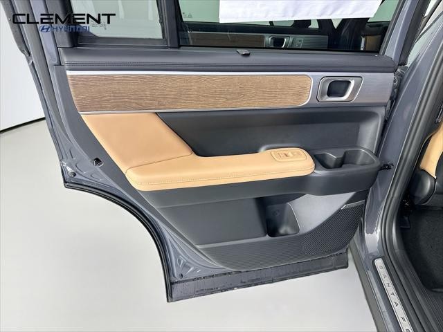 Hyundai Santa Fe Hybrid Vehicle Full-screen Gallery Image 28