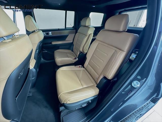 Hyundai Santa Fe Hybrid Vehicle Full-screen Gallery Image 29
