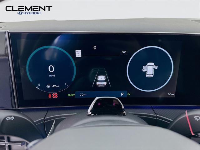 Hyundai Santa Fe Hybrid Vehicle Full-screen Gallery Image 16